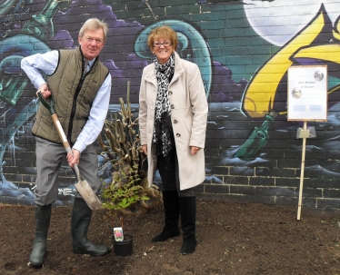 David Tredinnick and Cllr Janice Richards at the launch of Earl Shilton in Bloom